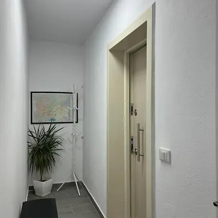 Aden's House Апартаменты Тирана